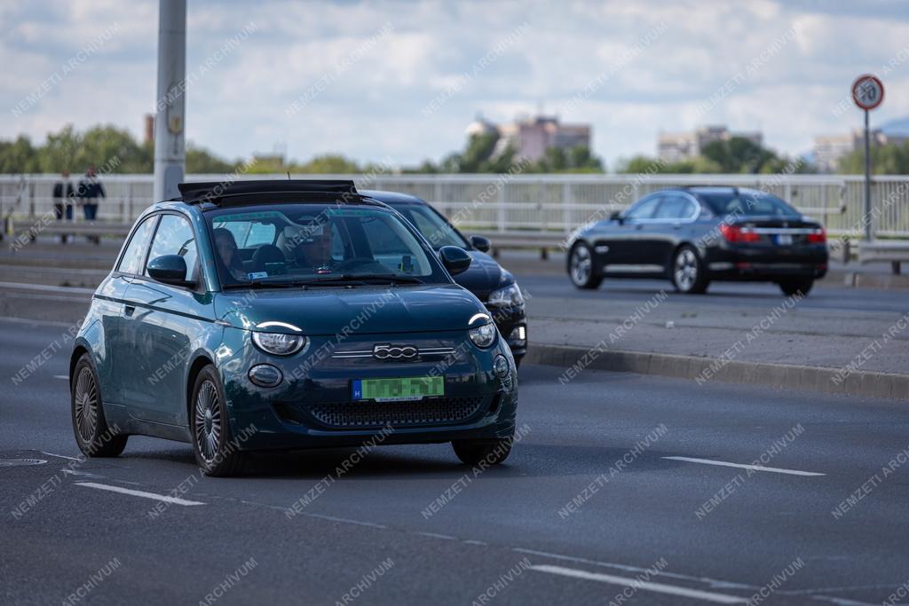 Közelekedés - Budapest - Elektromos autó