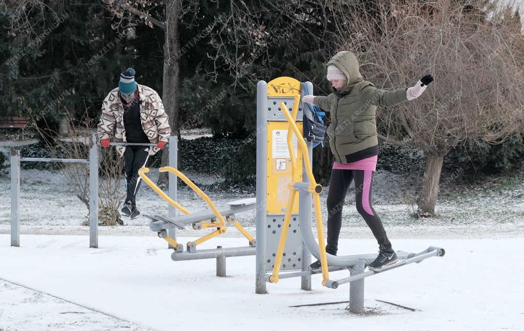 Szabadidő - Budapest - Fitneszpálya a Feneketlen-tó mellett