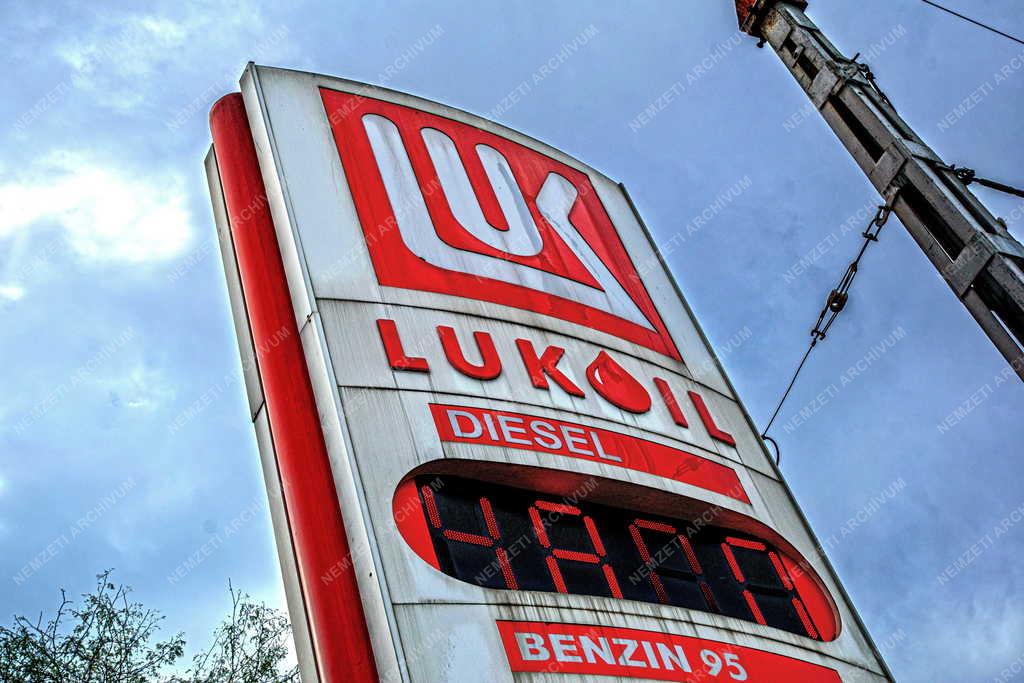 Közlekedés - Energia - Lukoil benzinkút a Józsefvárosban