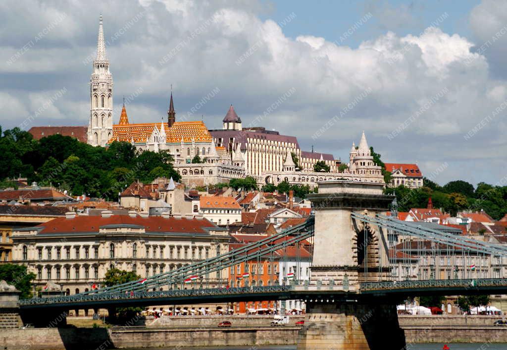 Budapest -  A budai Vár részlete a Lánchíddal