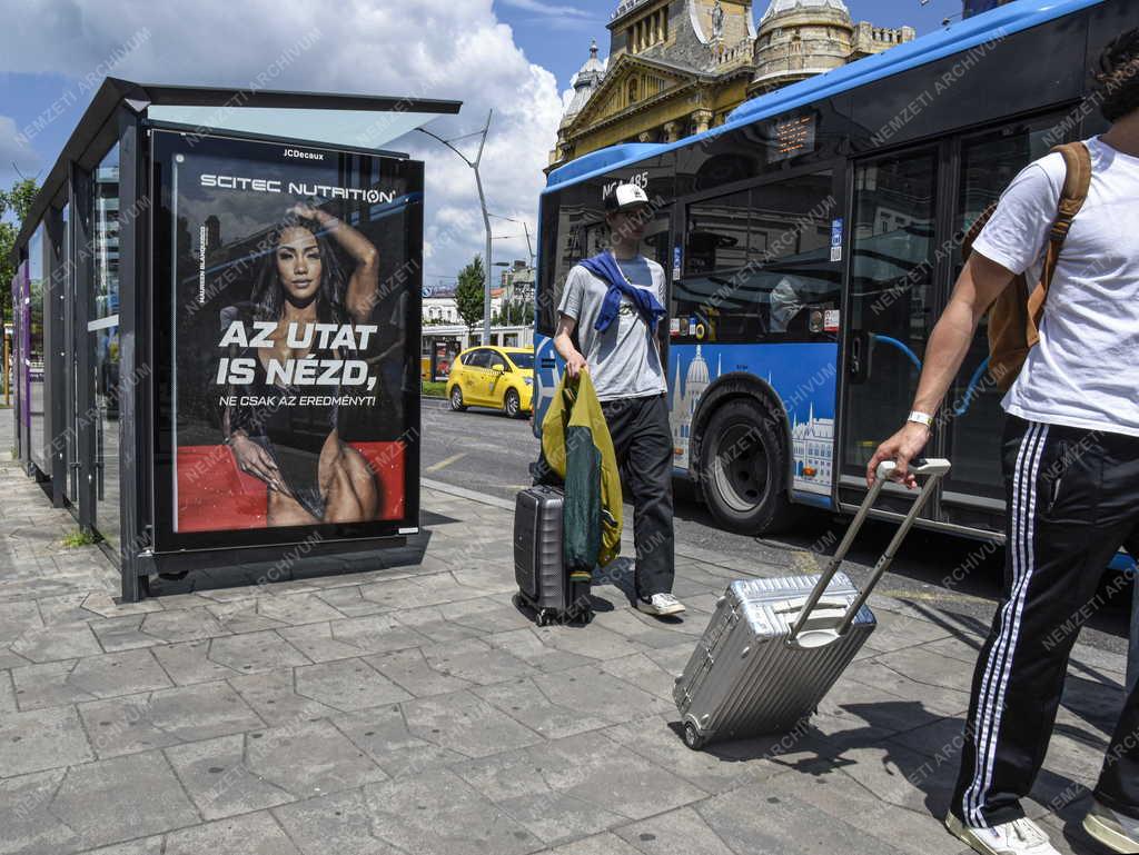 Idegenforgalom - Budapest - Turisták a repülőtéri buszjáratnál