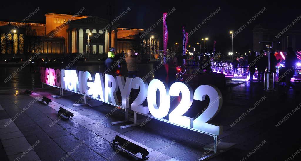 Sport - Városkép - Flashmob  - Száz kerékpár a Hősök terén