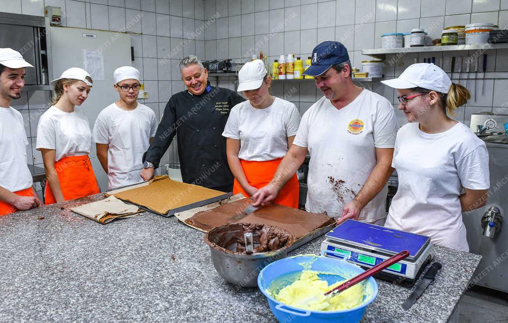 Szakképzés - Debrecen - Cukrász tanulók gyakorlaton