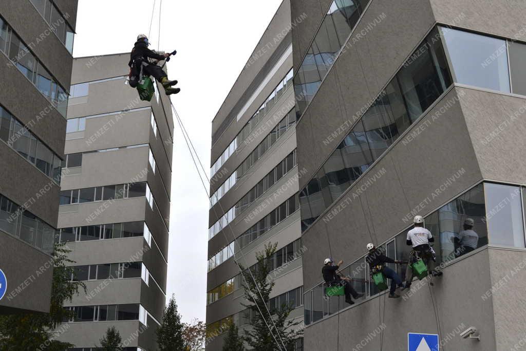 Munka - Budapest - Alpintechnikával dolgoznak az ablaktisztítók