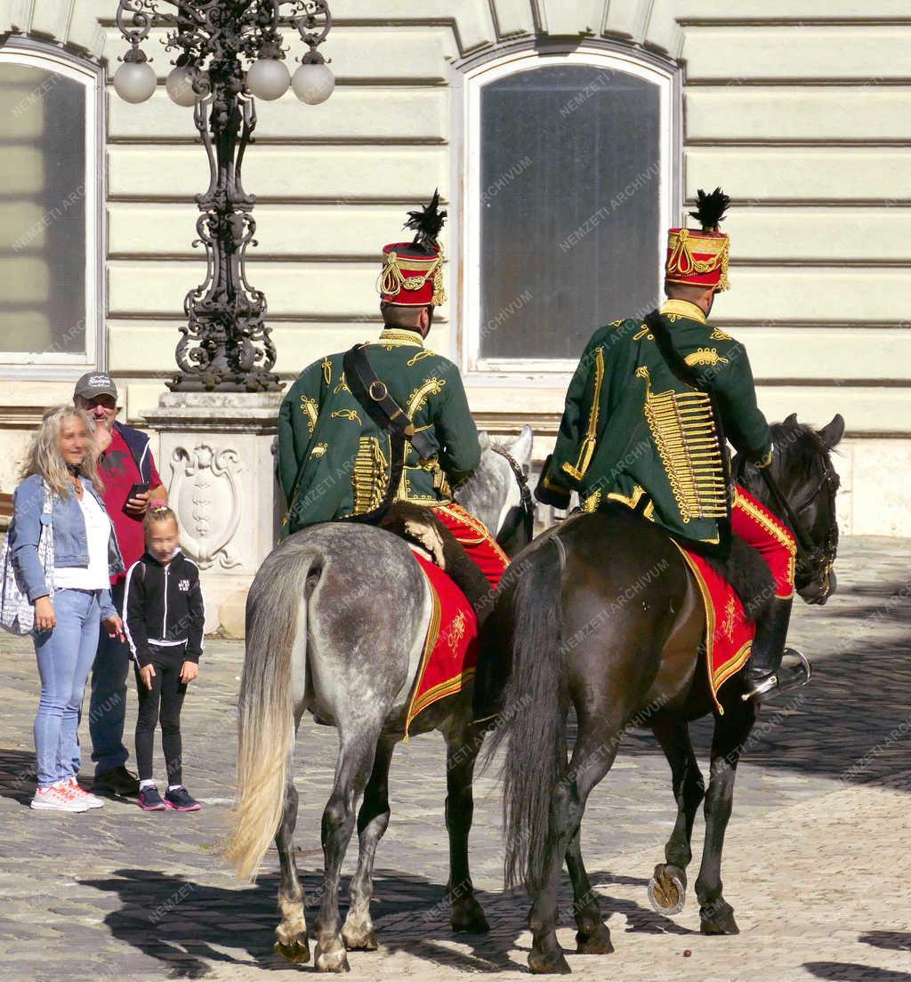  Turistalátványosság - Budapest - Lovas huszárok a Budai Várban