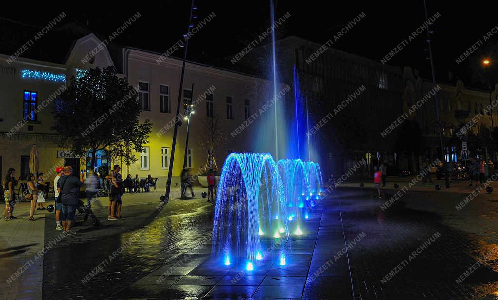 Városkép - Debrecen - Dósa nádor tér esti kivilágításban