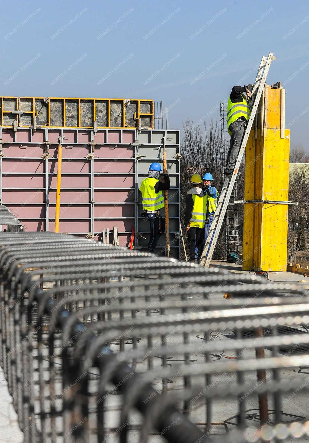 Építőipar - Debrecen - Teniszközpont épül 