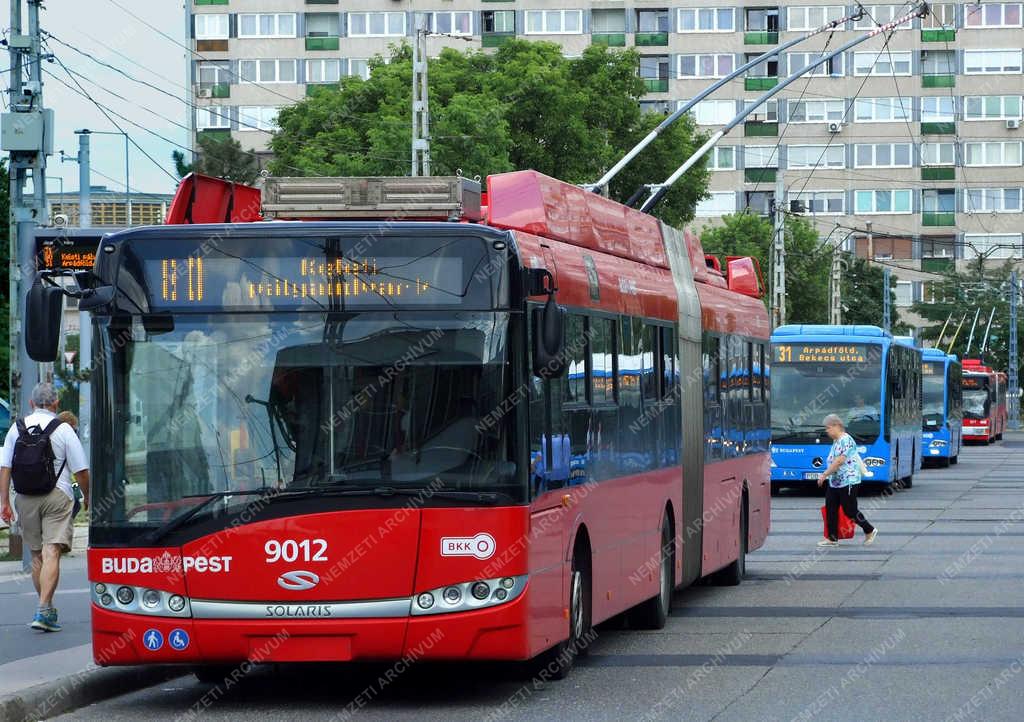 Közlekedés - Budapest - Modern közösségi járművek 