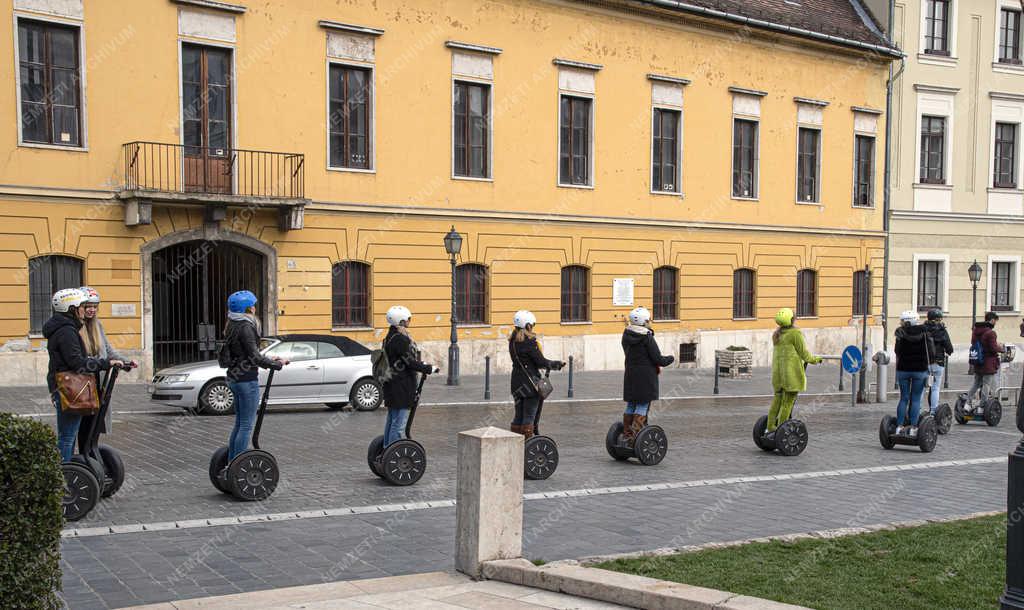 Turizmus - Budapest - Segway-el közlekedők a budai Várban