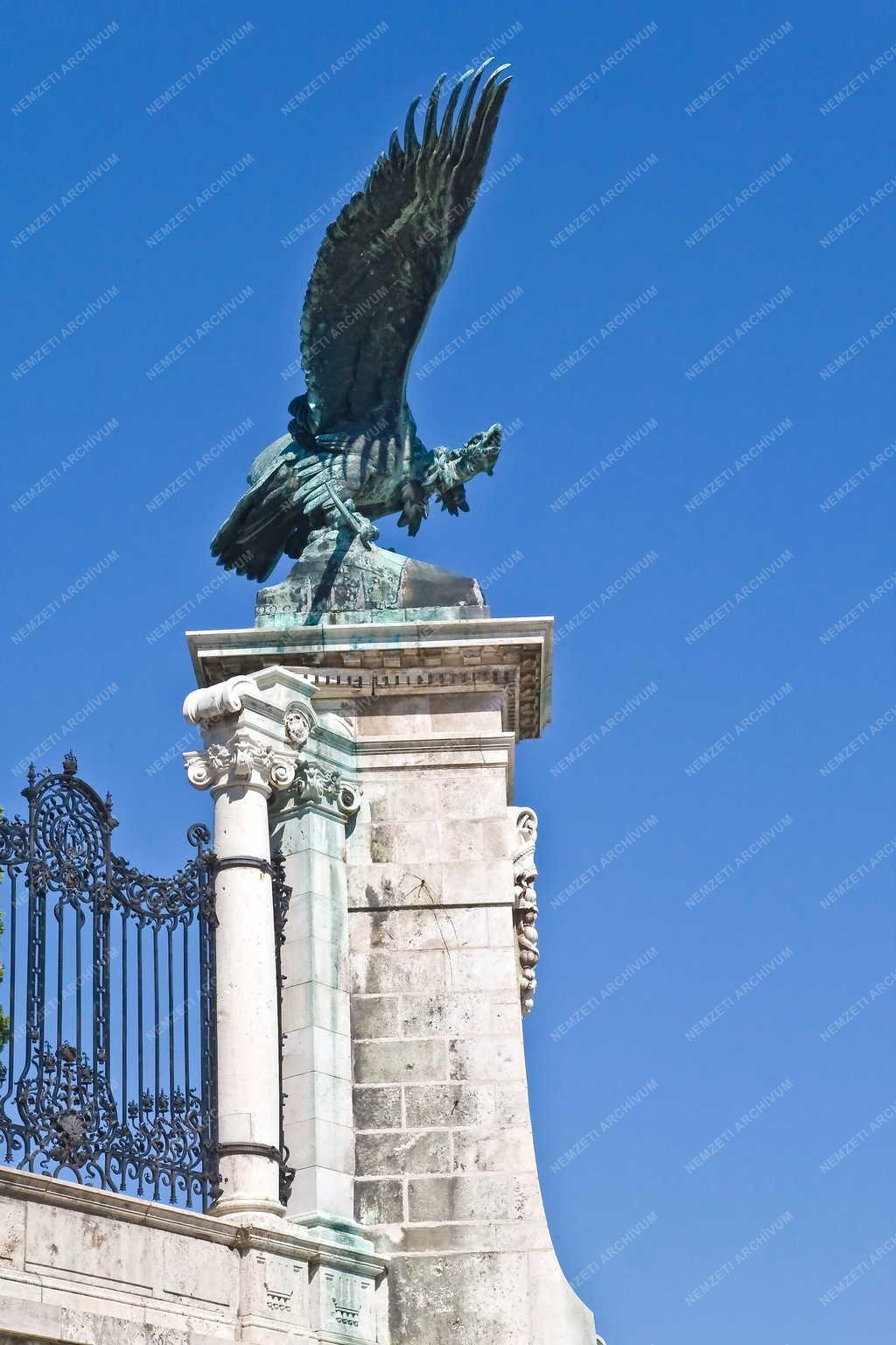 Műalkotás - Budapest -  A budavári turul szobor