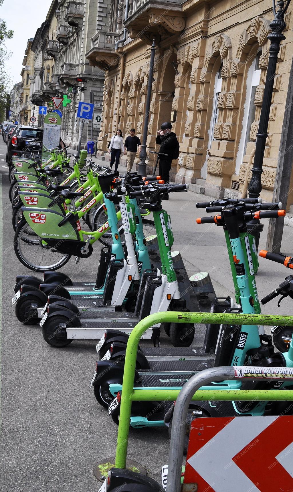 Közlekedés - Budapest - Mobi-pont a Kodály köröndnél