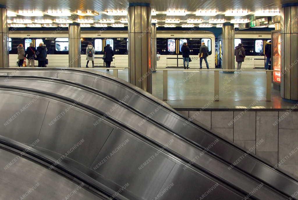 Közlekedés - Budapest - A 3-as metró Deák téri mélyállomása
