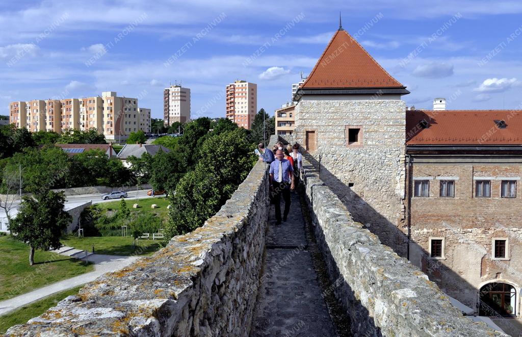 Városkép - Várpalota - Thury-vár gyilokjárója