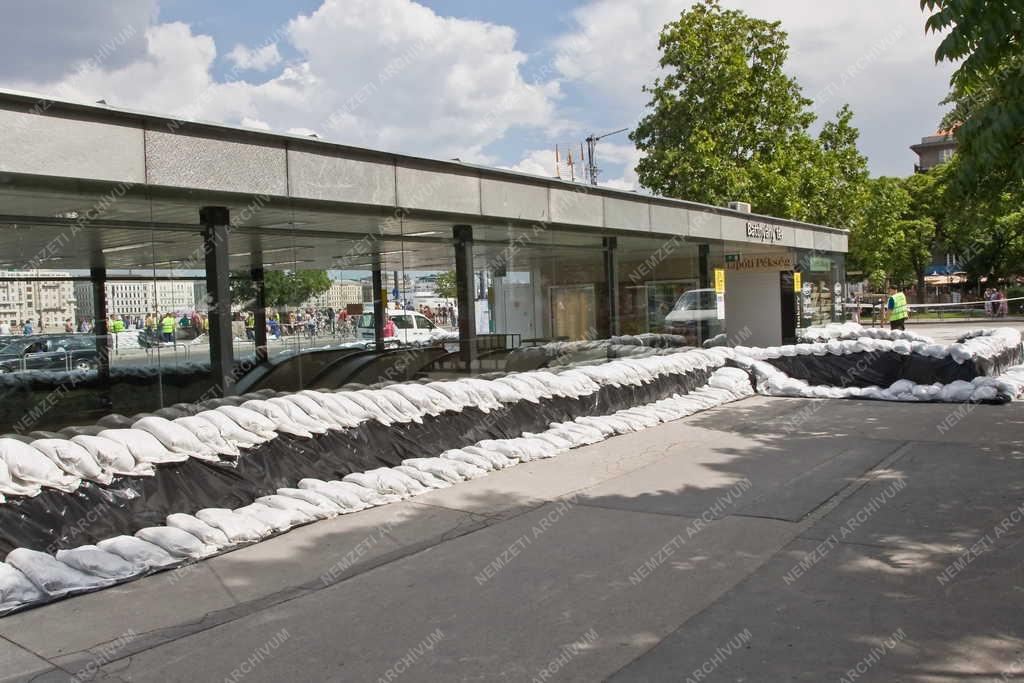 Árvíz - Budapest - Árvízi védekezés a Batthyány téren