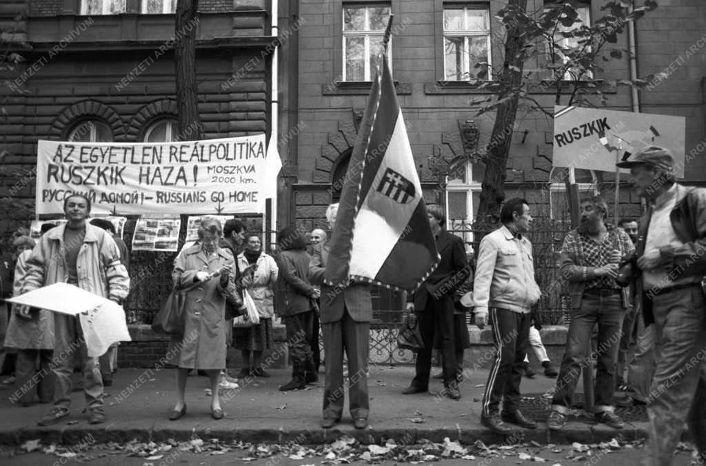 Demonstráció a Szovjet Nagykövetség előtt