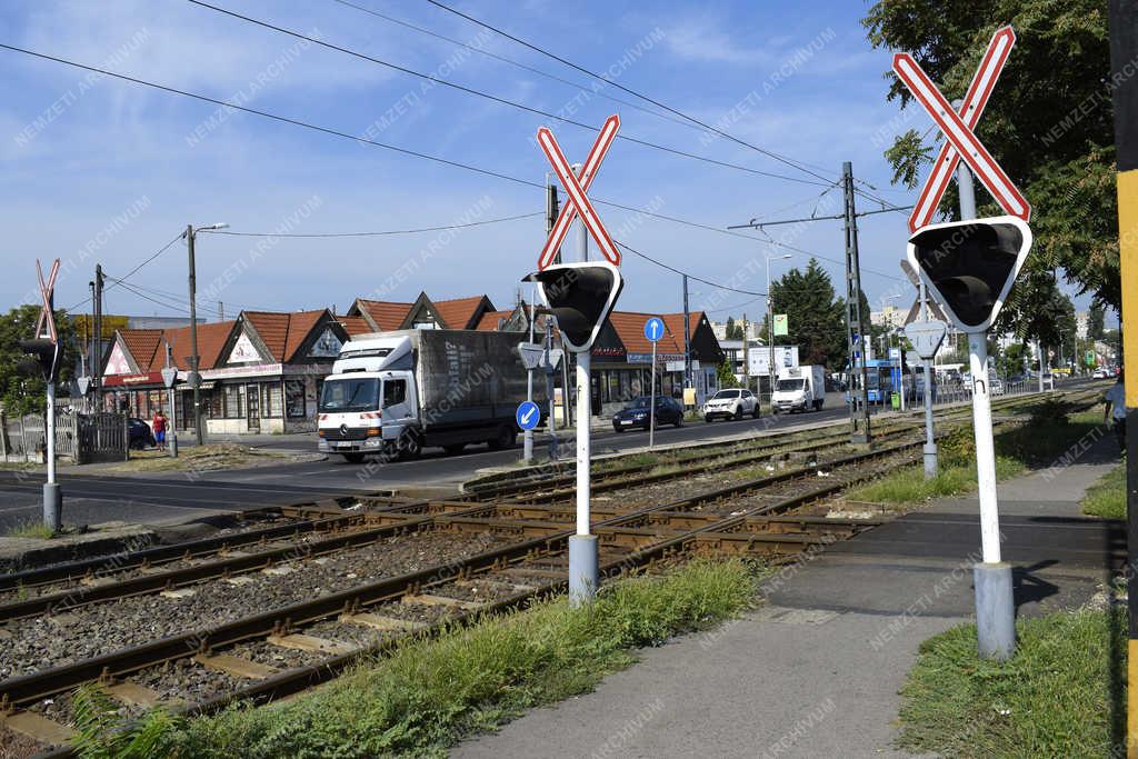 Közlekedés - Budapest - Vonat, villamos és közúti kereszteződés