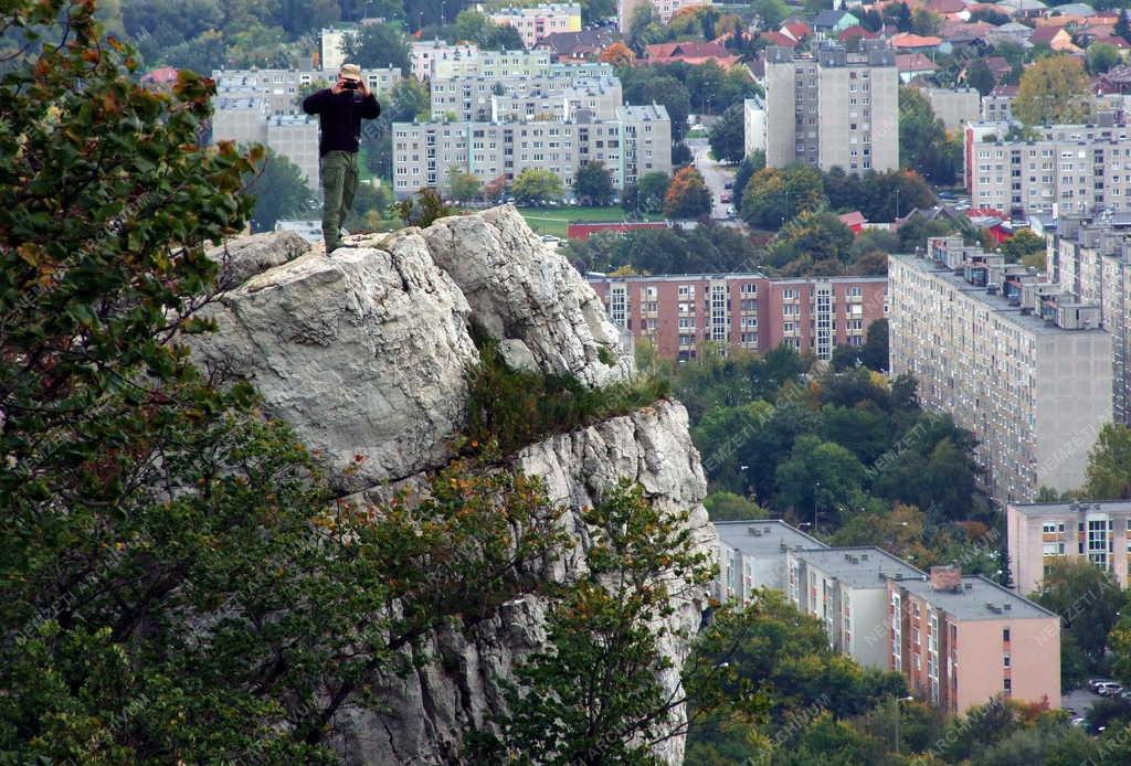 Városkép - Tatabánya - Turista a Kő-hegy sziklaormán