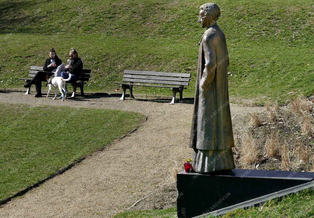 Városkép - Boldog Brenner János szobra Budapesten