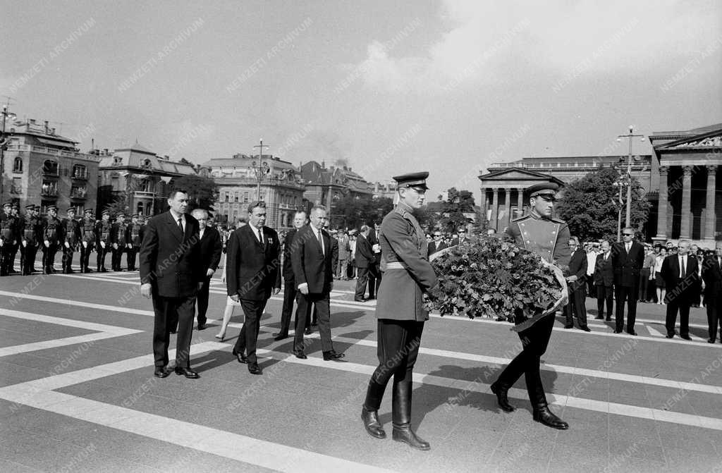 Politika – Ünnepélyes koszorúzás