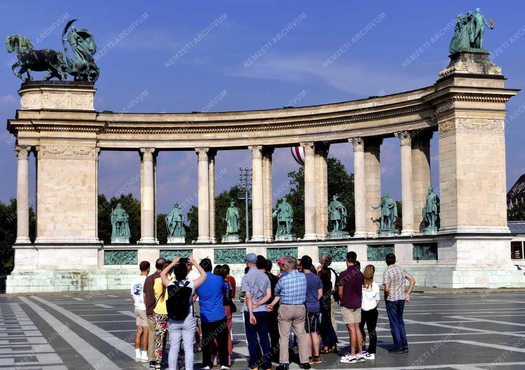 Idegenforgalom - Budapest - Turisták a Hősök terén