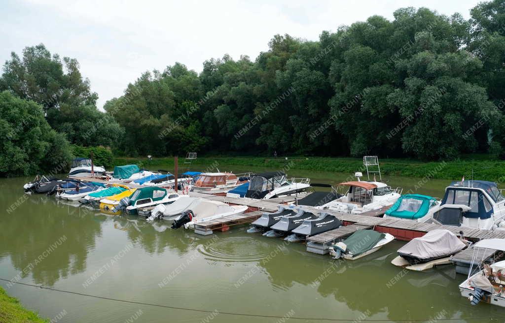 Közlekedés - Szabadidő - Yacht kikötő Nagymaroson