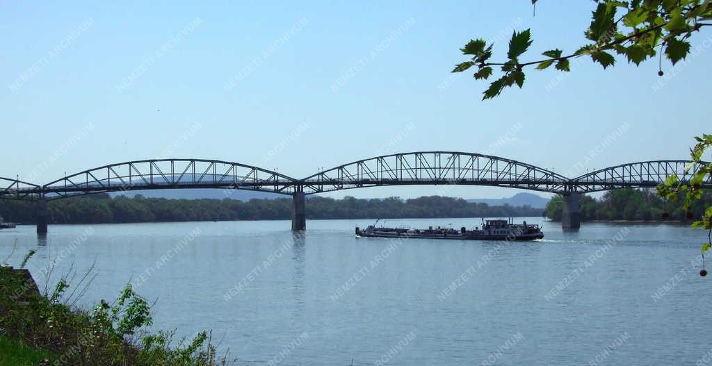 Közlekedés - Esztergom - Vízi teherszállítás a Dunán