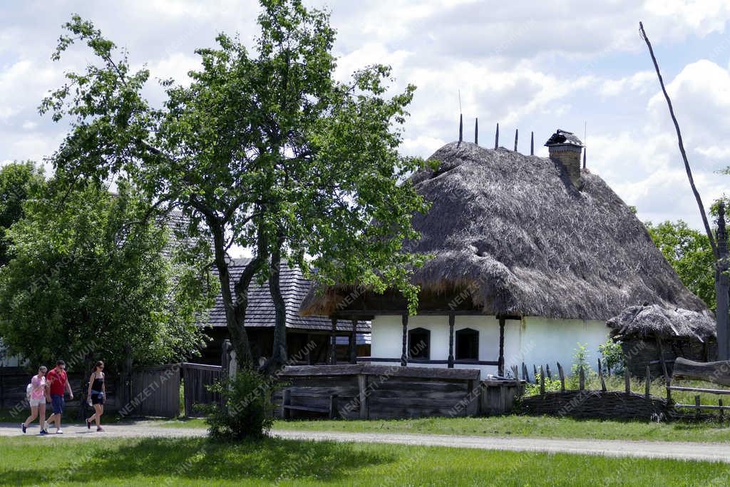 Turizmus - Szentendre - Felső-Tiszavidéki lakóház a skanzenban