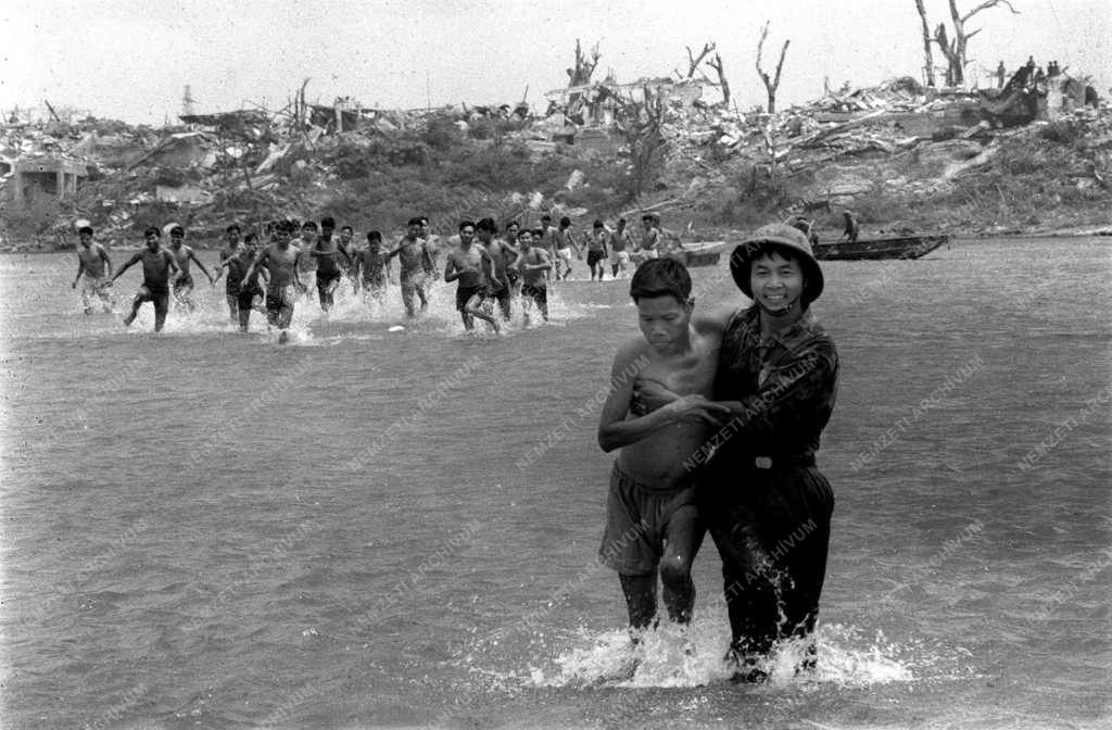 Vietnami háború - Foglyok átadása Quang Tri tartományban