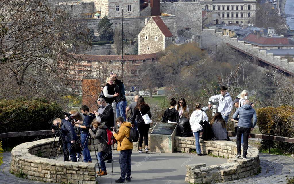 Szabadidő – Budapest – Kirándulók a Gellért-hegyen