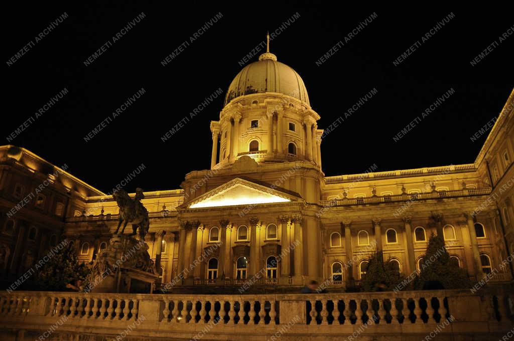 Városkép - Budapest - A Budavári Palota esti fényben