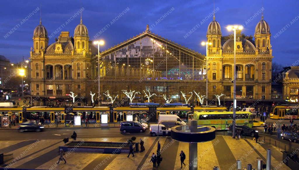 Városkép - Budapest - Nyugati tér esti fényben