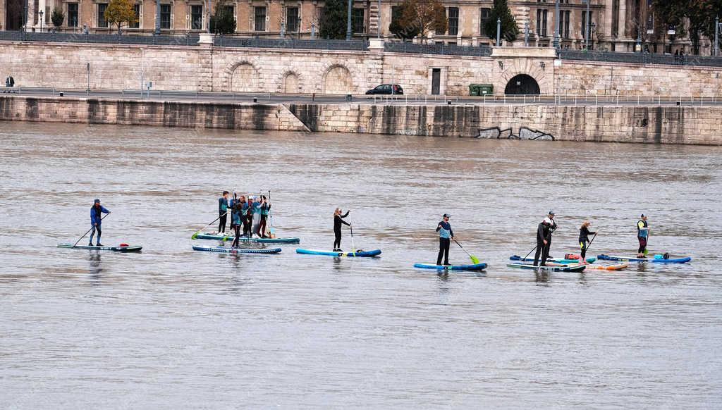 Vízisport - Budapest - Állva evezősök a Dunán (SUP)