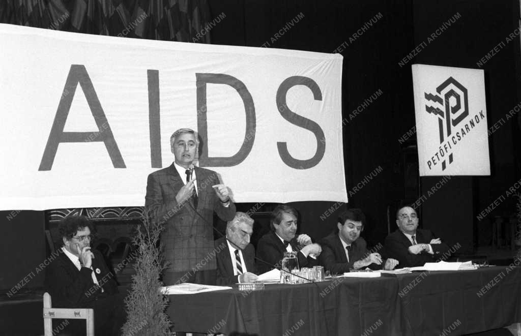 Világnap - Sajtótájékoztató az AIDS elleni világnapon