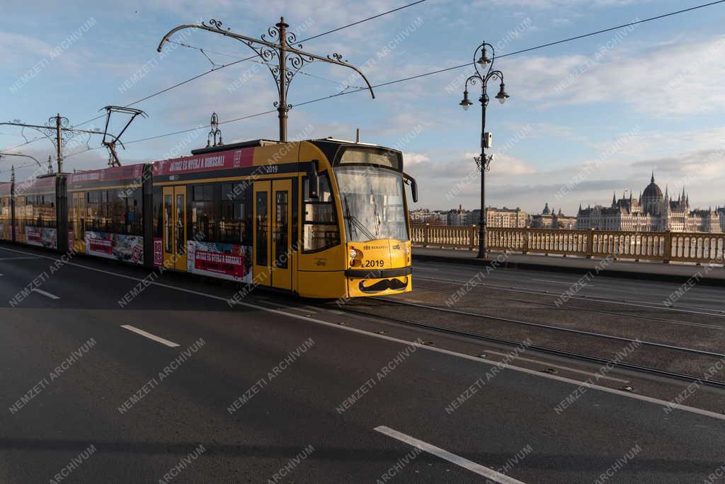 Közlekedés - Budapest - Villamos a Margit hídon