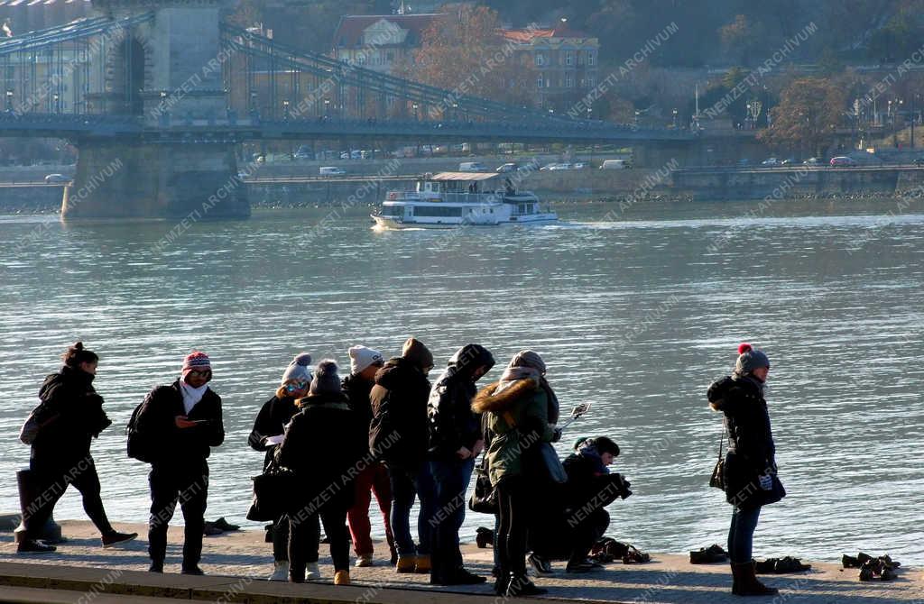 Idegenforgalom - Budapest - Külföldi turisták a holokauszt-emlékműnél