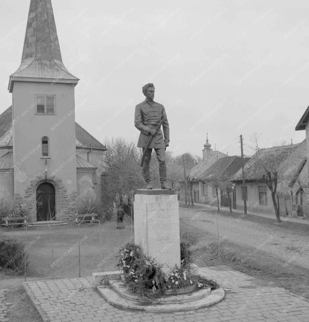 Városkép - Petőfi szobor Gödöllőn