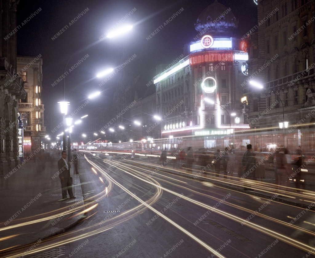 Városkép - Esti Budapest - Blaha Lujza tér