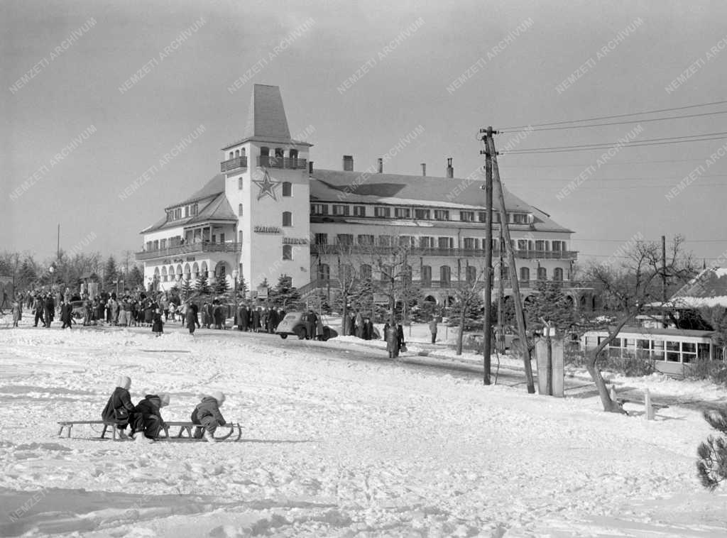 Szabadidő - Szánkózók a Szabadság-hegyen