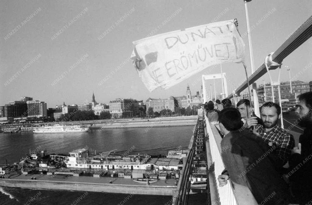 Demonstráció - Tüntetés a Bős-Nagymarosi beruházás ellen