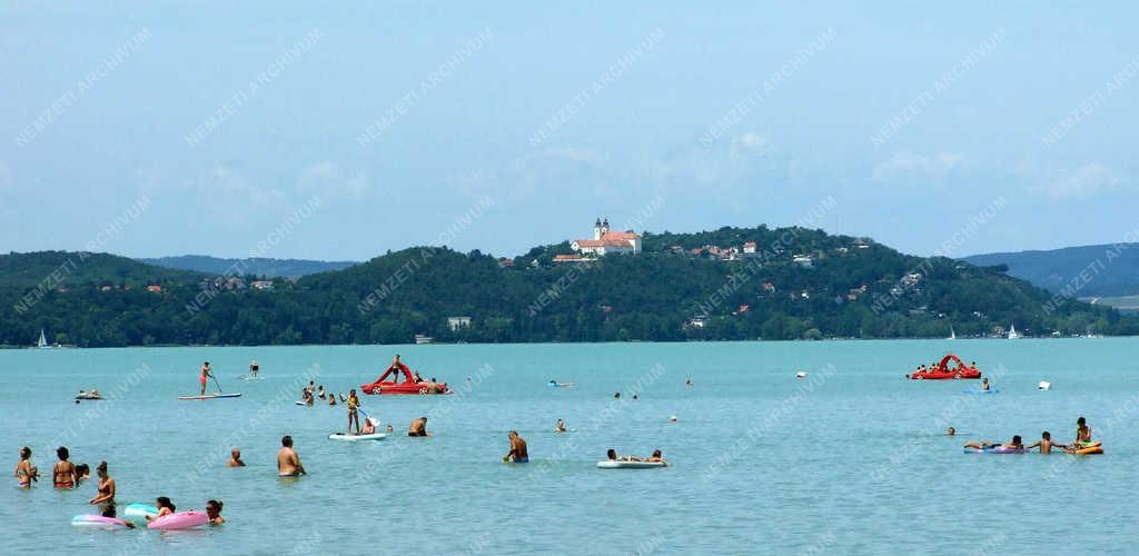 Tájkép - Zamárdi - Fürdőzők a Balatonban 