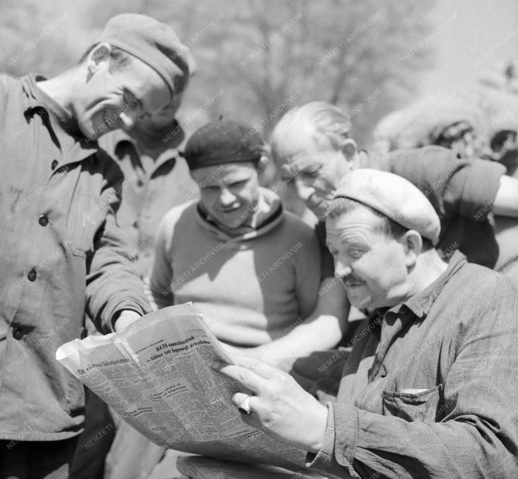 Életkép - Szabadidő - A Magyar Posztógyár munkásai