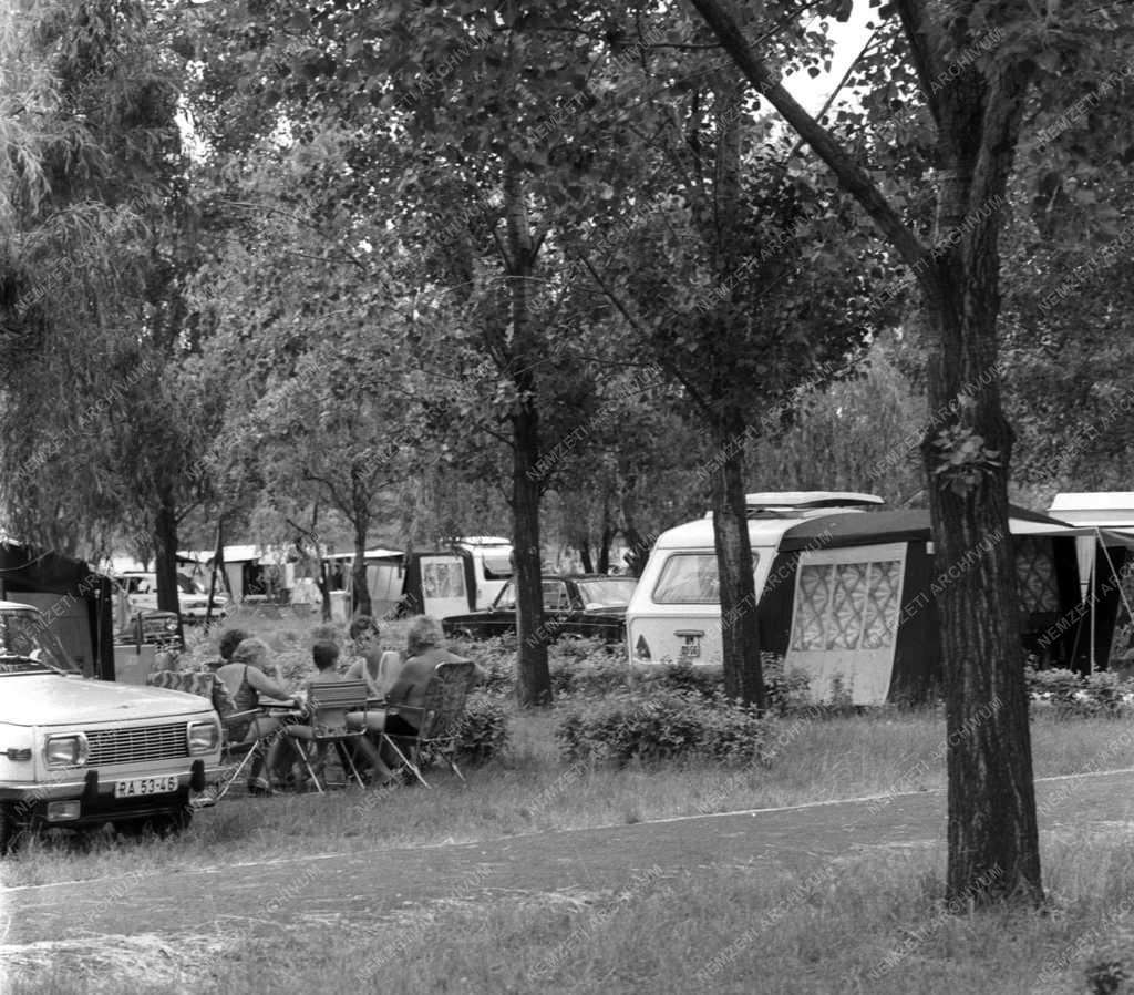 Üdülés - Camping - Külföldiek a Balatonnál  