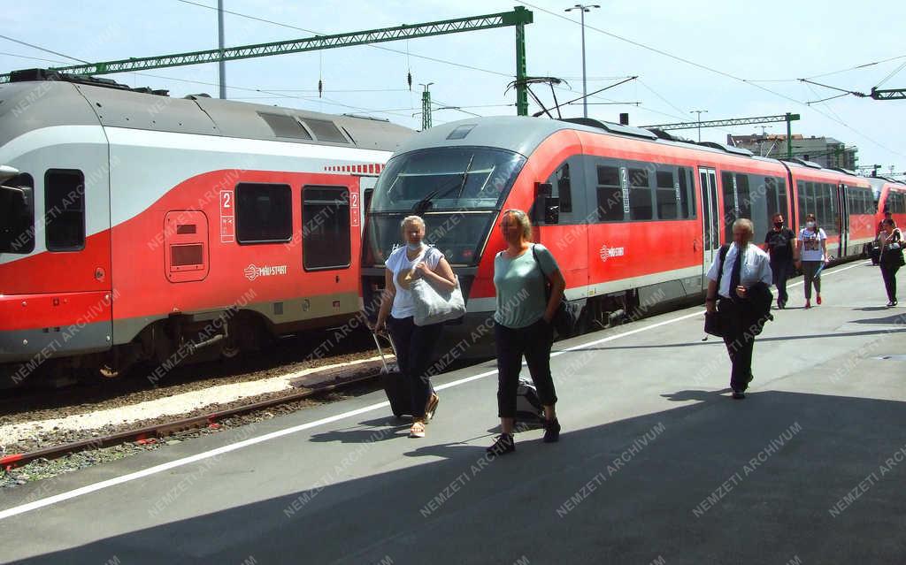 Közlekedés - Budapest - Utasok a Déliben