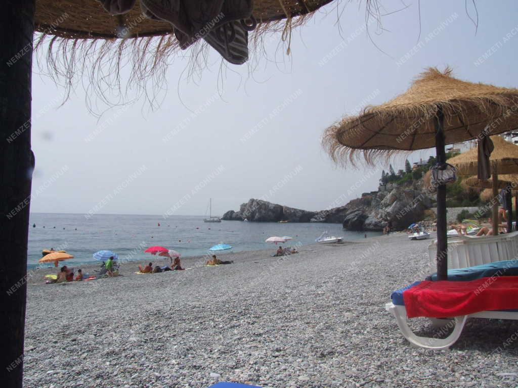 Városkép - A Burriana strand Nerja városánál