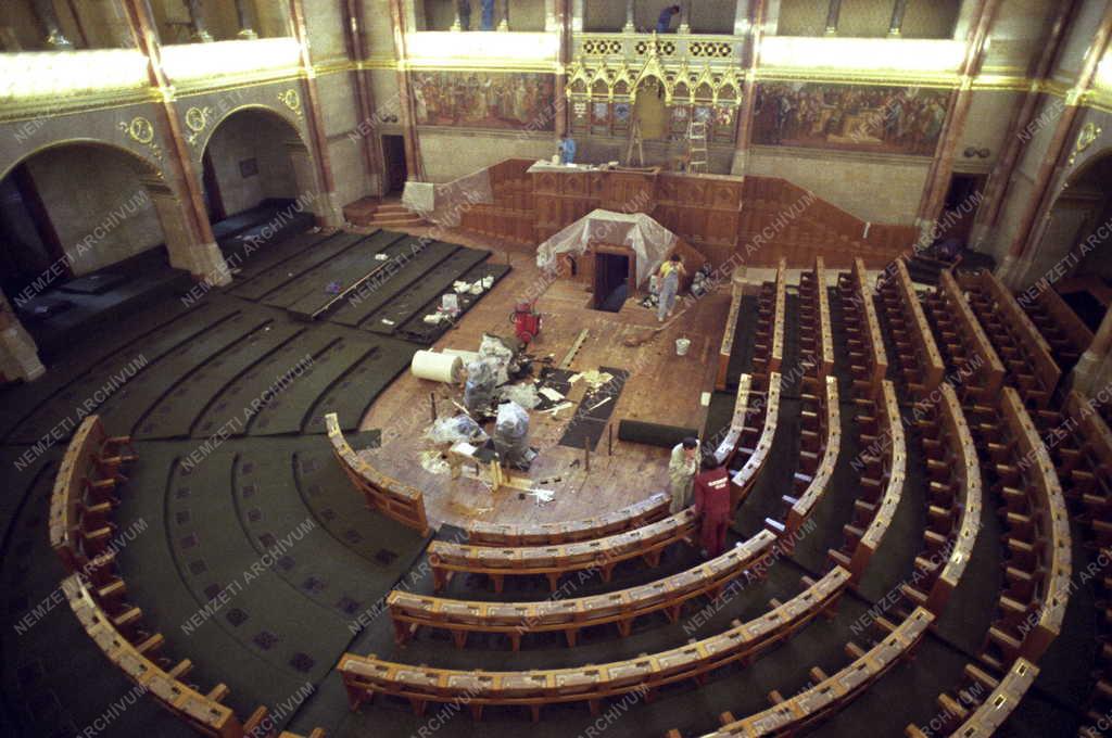 Restaurálás - Felújítják a Parlament üléstermét