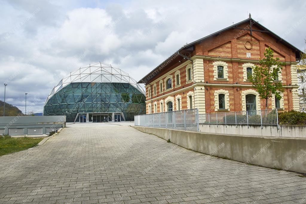 Szórakozás - Budapest - Bálna kulturális, vendéglátó és kereskedelmi központ