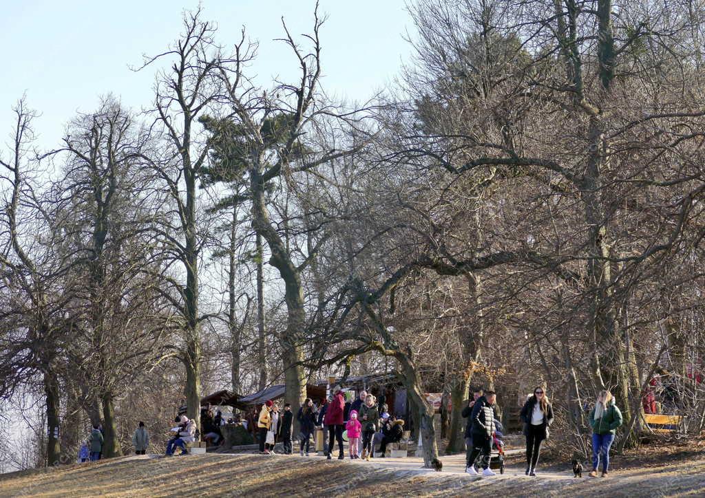 Szabadidő - Budapest - Kirándulók a Normafánál 