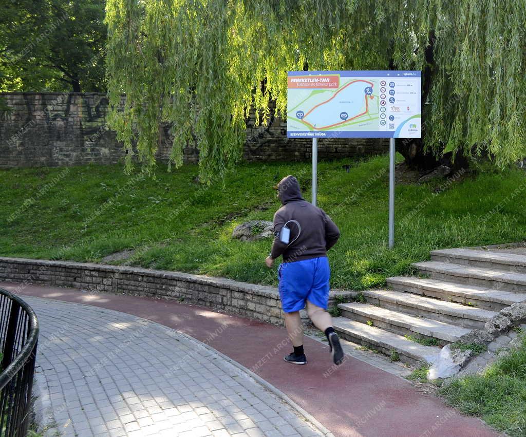 Sport - Budapest - Futó a Feneketlen-tónál