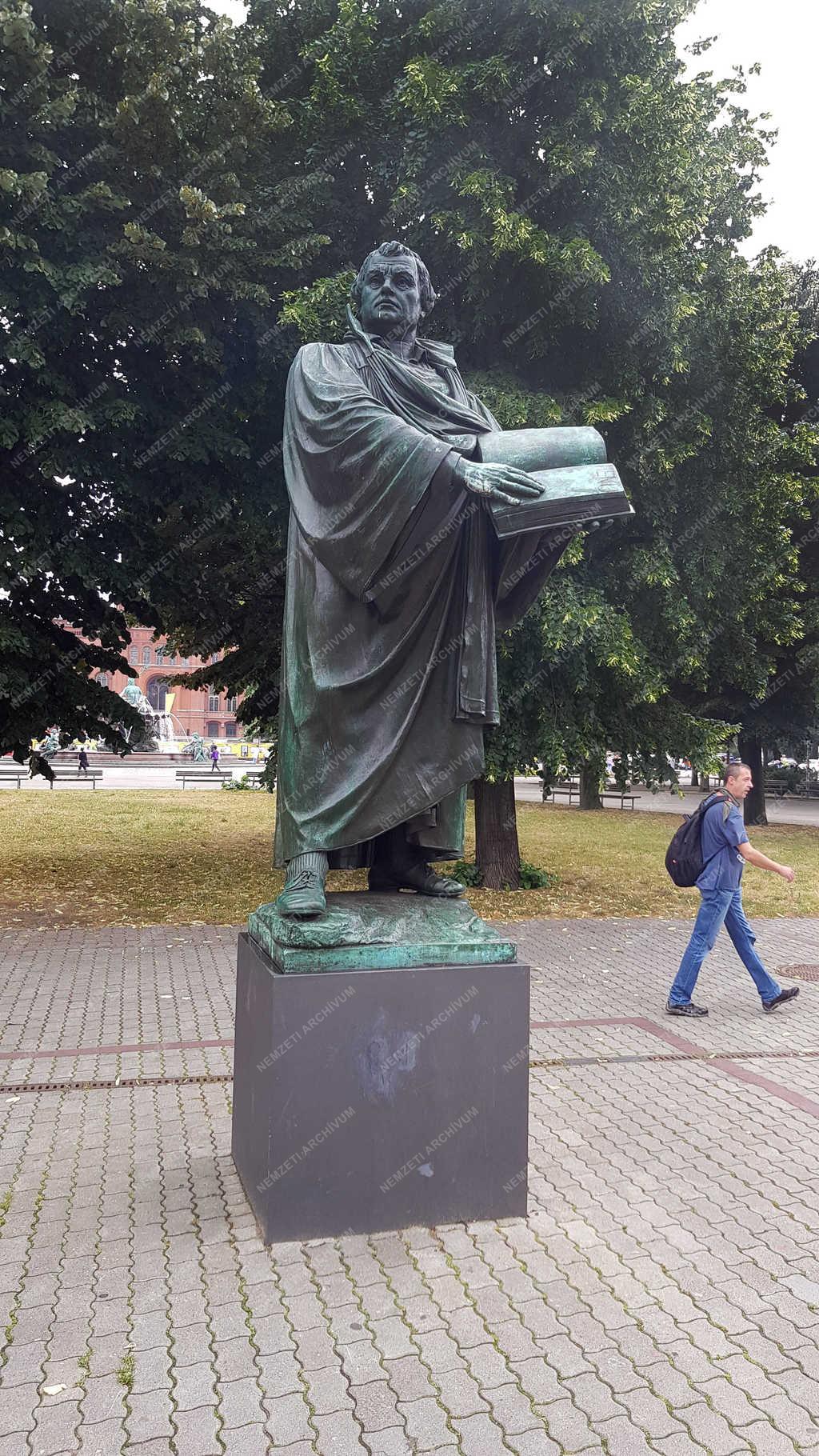 Vallás - Berlin - Luther Márton szobra