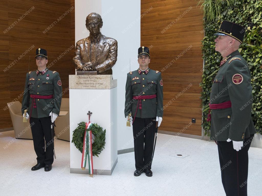 Szabad György korábbi házelnökre emlékeztek a róla elnevezett irodaházban